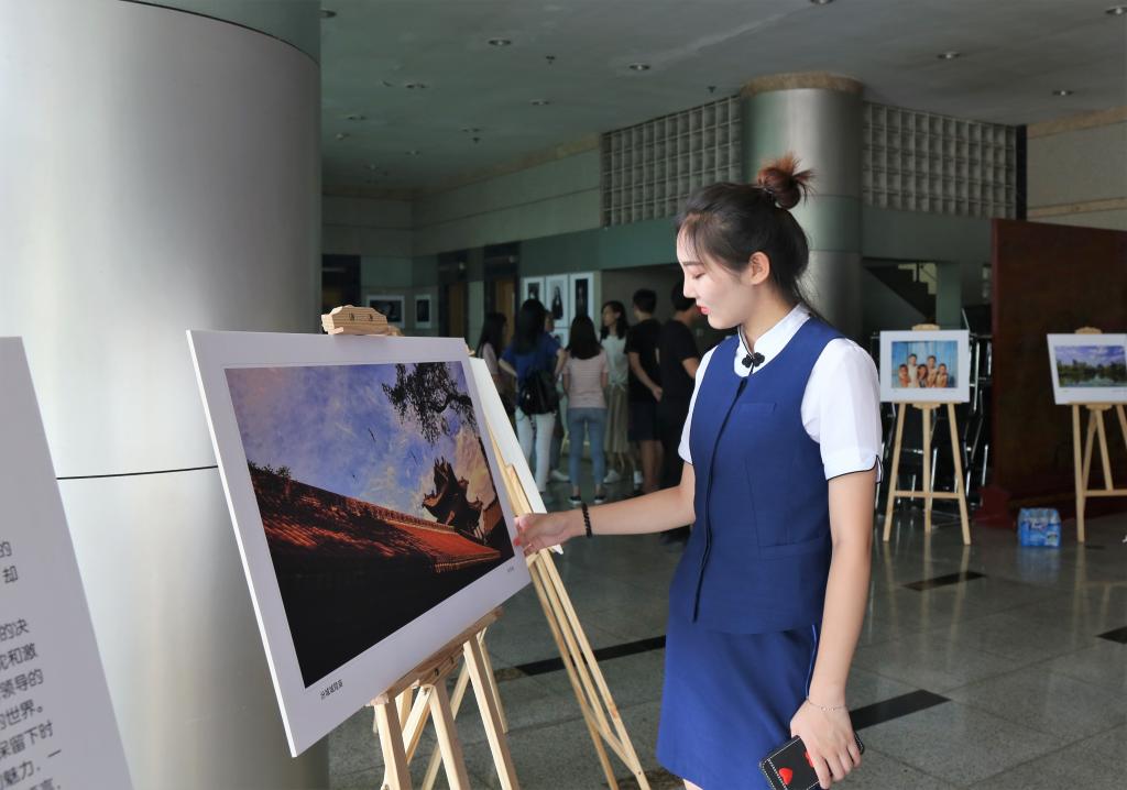 学生参观影展