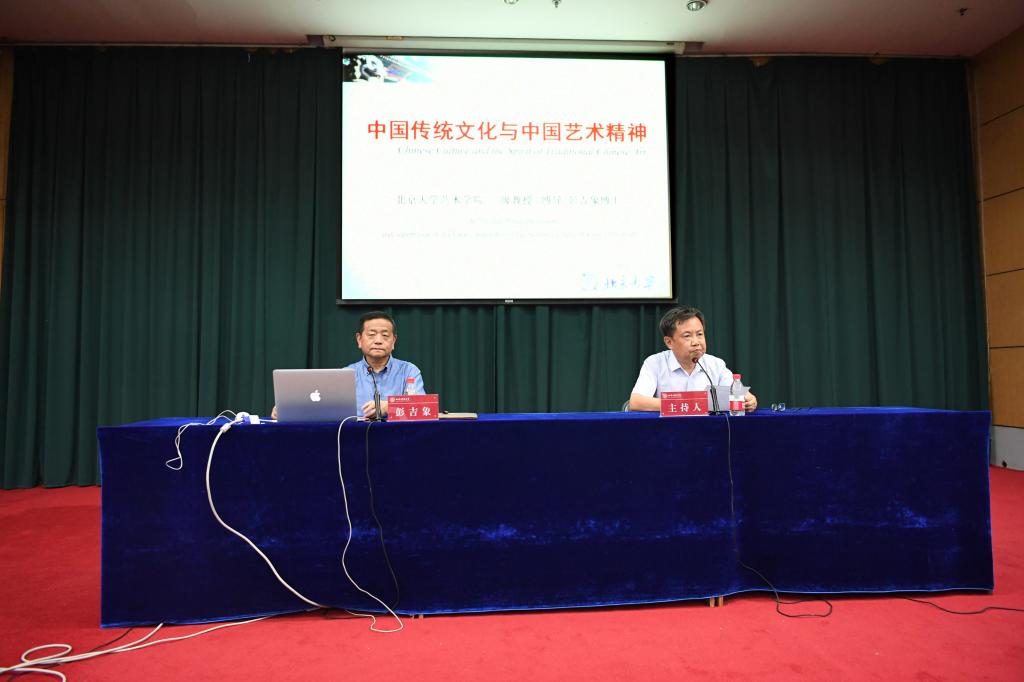 副校长王云主持报告会