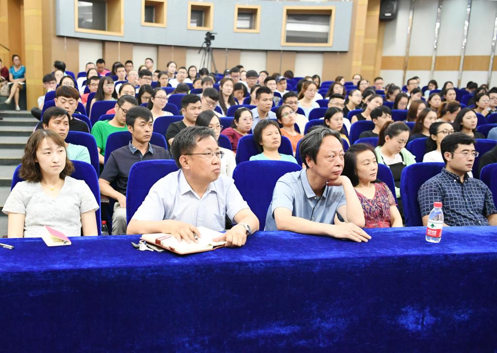 报告会现场一