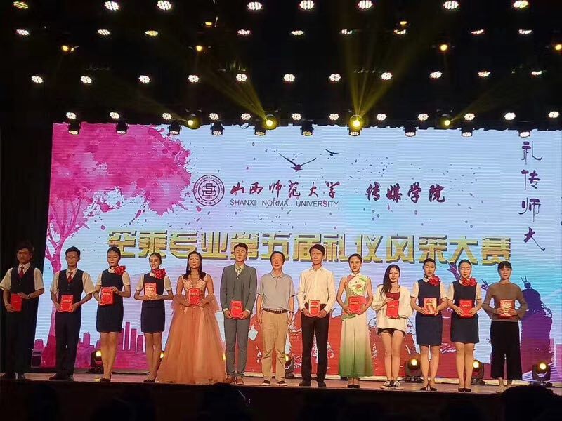 院长曹飞为优秀个人颁奖