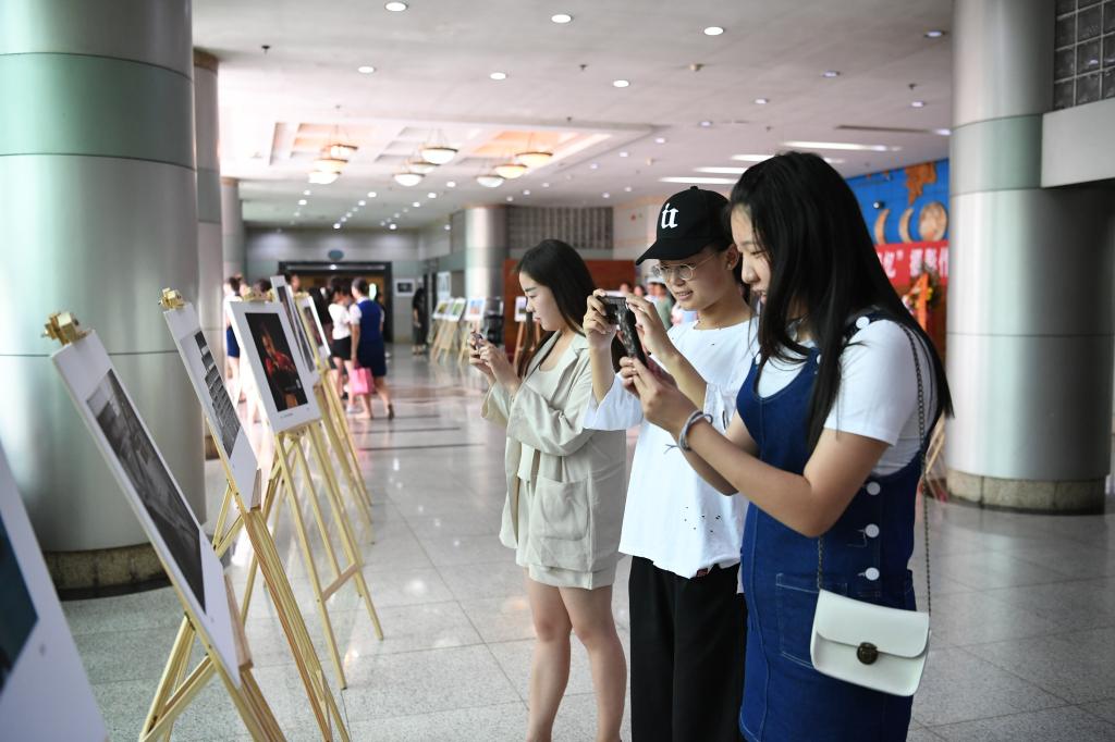 学生观展二