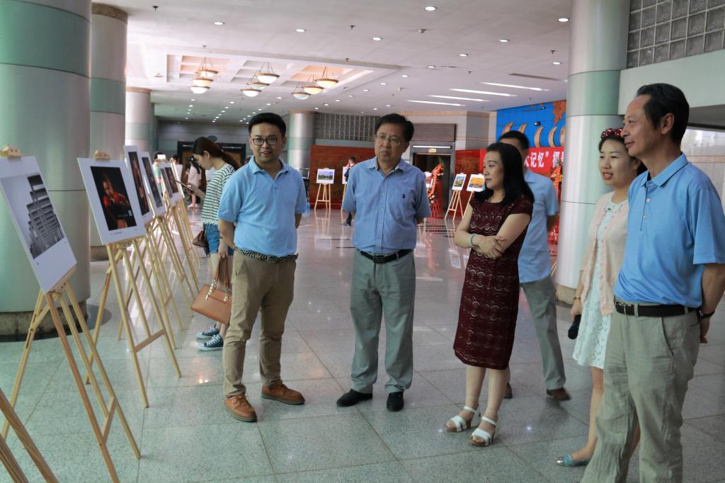 副校长王云观赏摄影作品