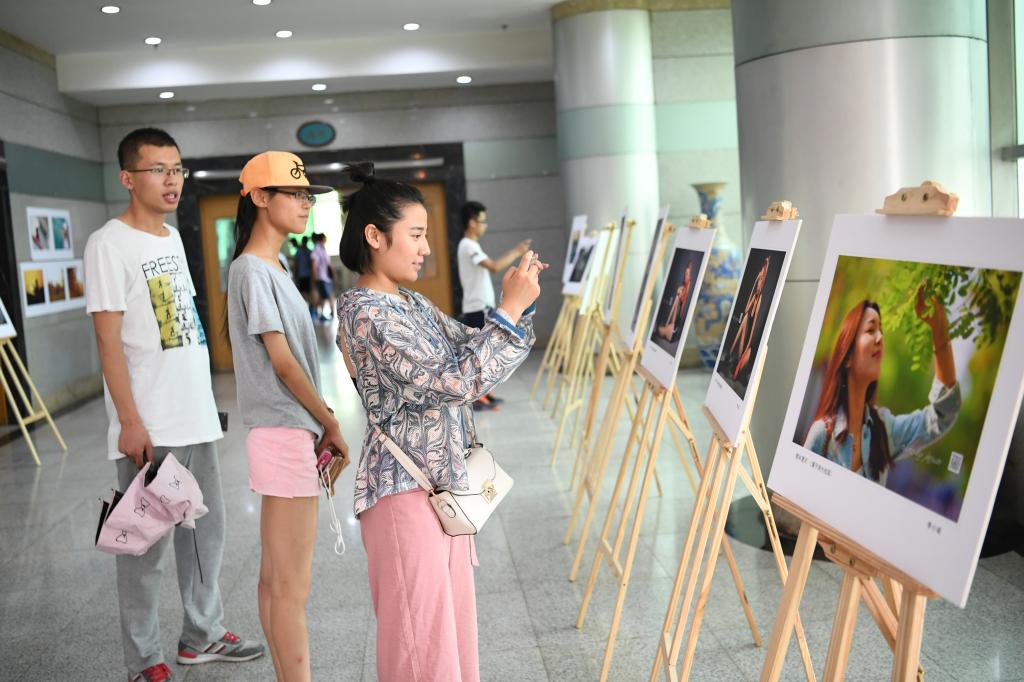 学生观展一