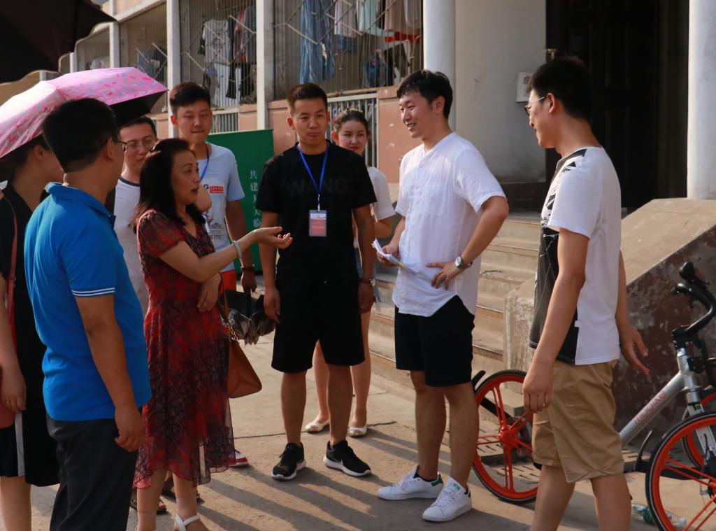 邵晓慧书记与毕业生亲切交谈