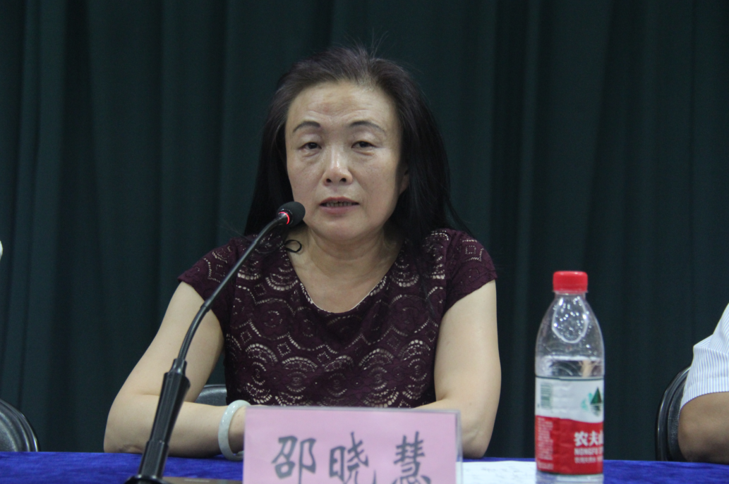 院党委书记邵晓慧主持毕业证书颁发仪式