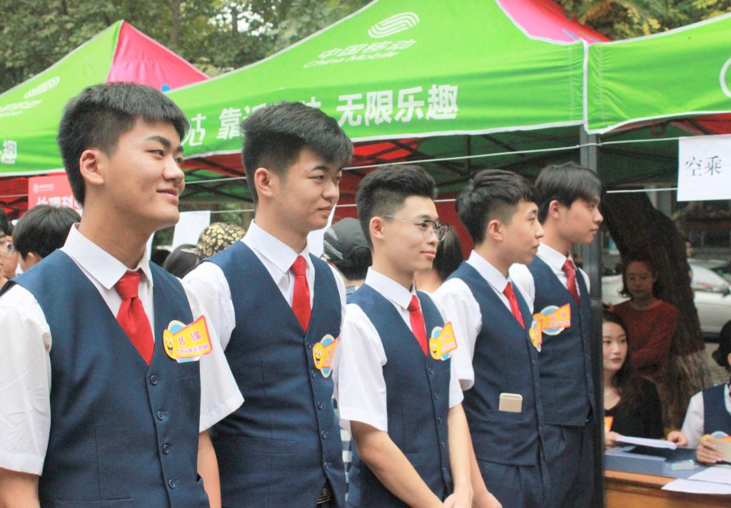 永利官网志愿者挂牌上岗服务新生