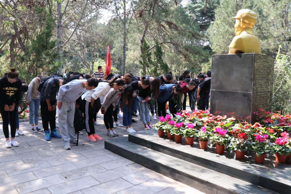 向烈士行三鞠躬礼