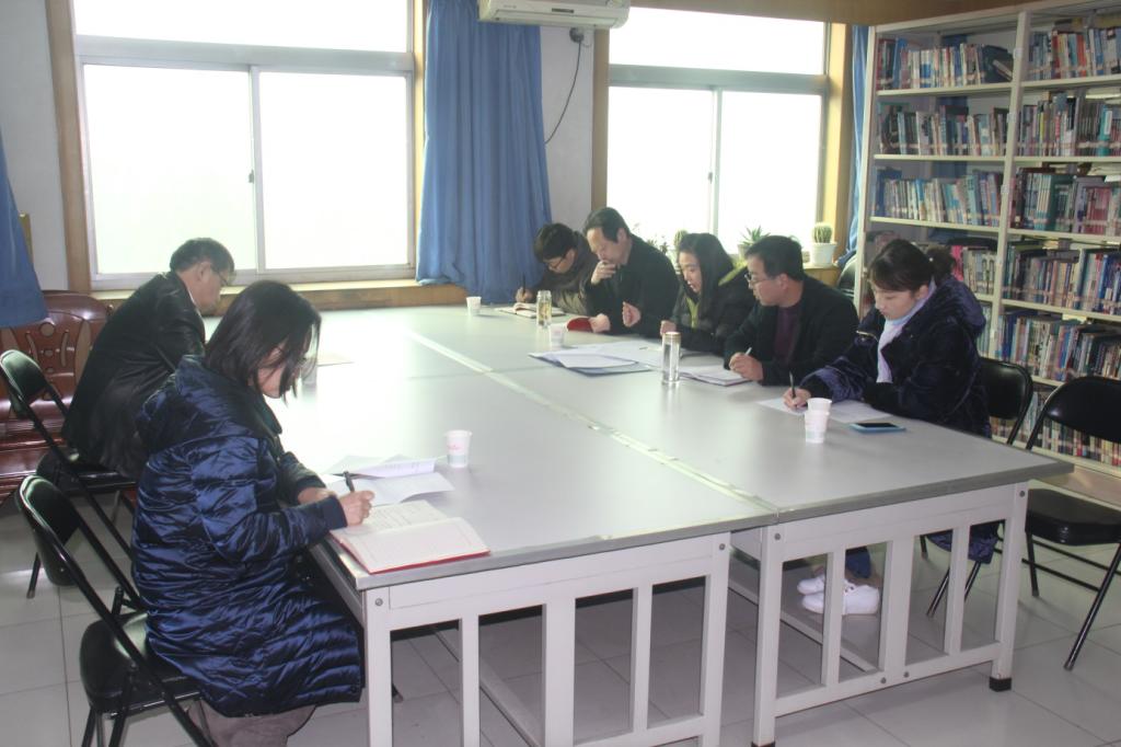 院党委书记邵晓慧主持会议